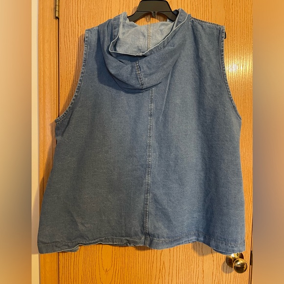 Sleeveless denim vest with hood - Picture 4 of 5